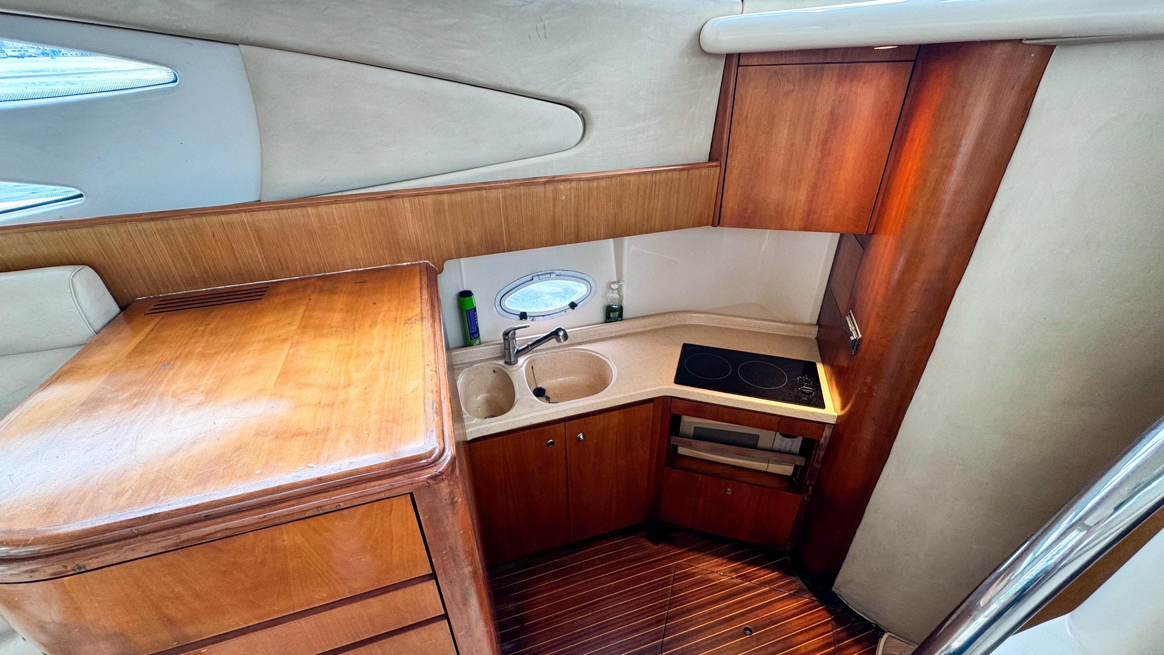 YATE DE LUJO CAPACIDAD 8pax