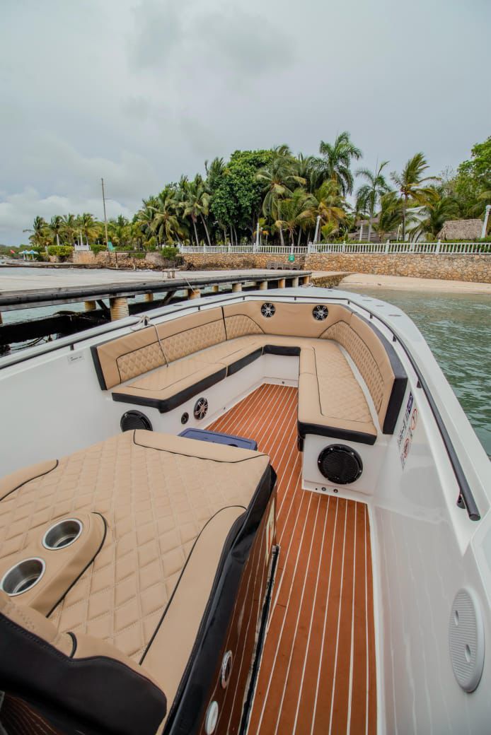 BOTE DEPORTIVO CAPACIDAD 12 pax