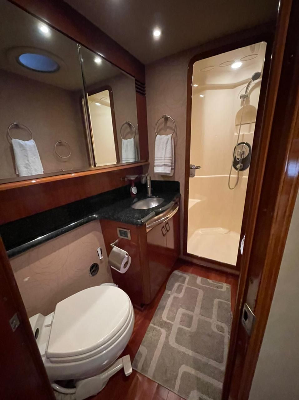 YATE DE LUJO CAPACIDAD 20pax