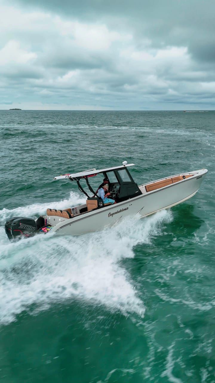 BOTE DEPORTIVO CAPACIDAD 12 pax