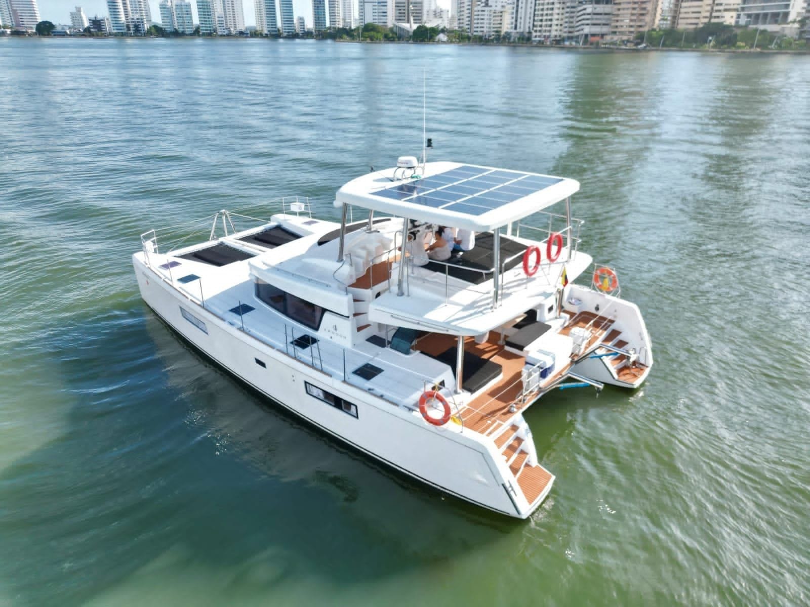 CATAMARAN DE LUJO CAPACIDAD 30pax