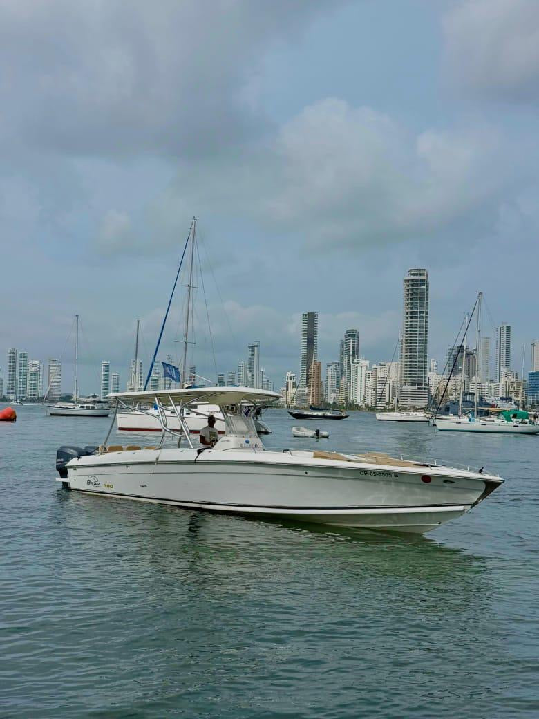 BOTE DEPORTIVO CAPACIDAD 14 pax