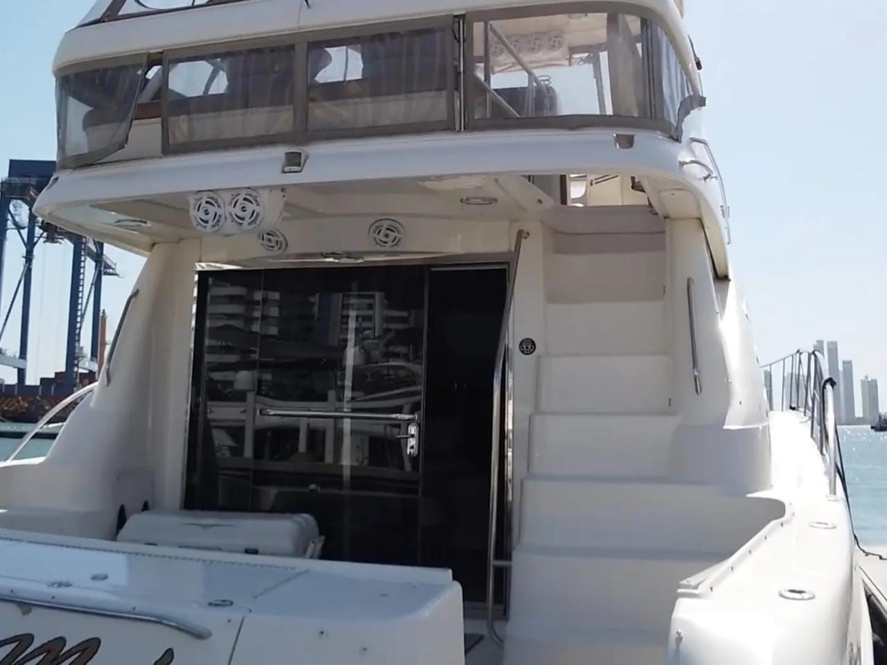 YATE DE LUJO CAPACIDAD 20pax