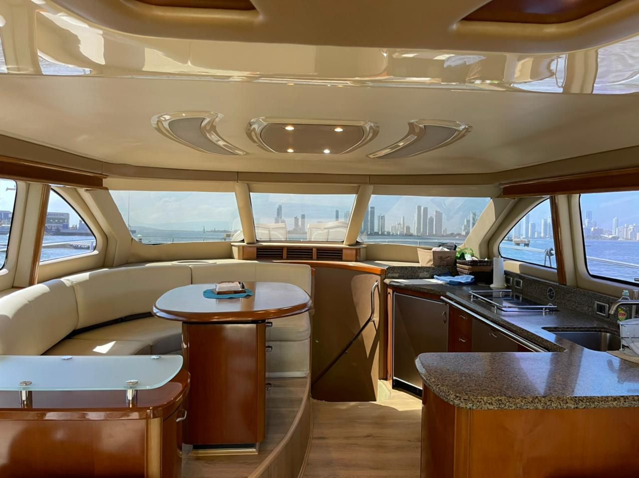 YATE DE LUJO CAPACIDAD 20pax