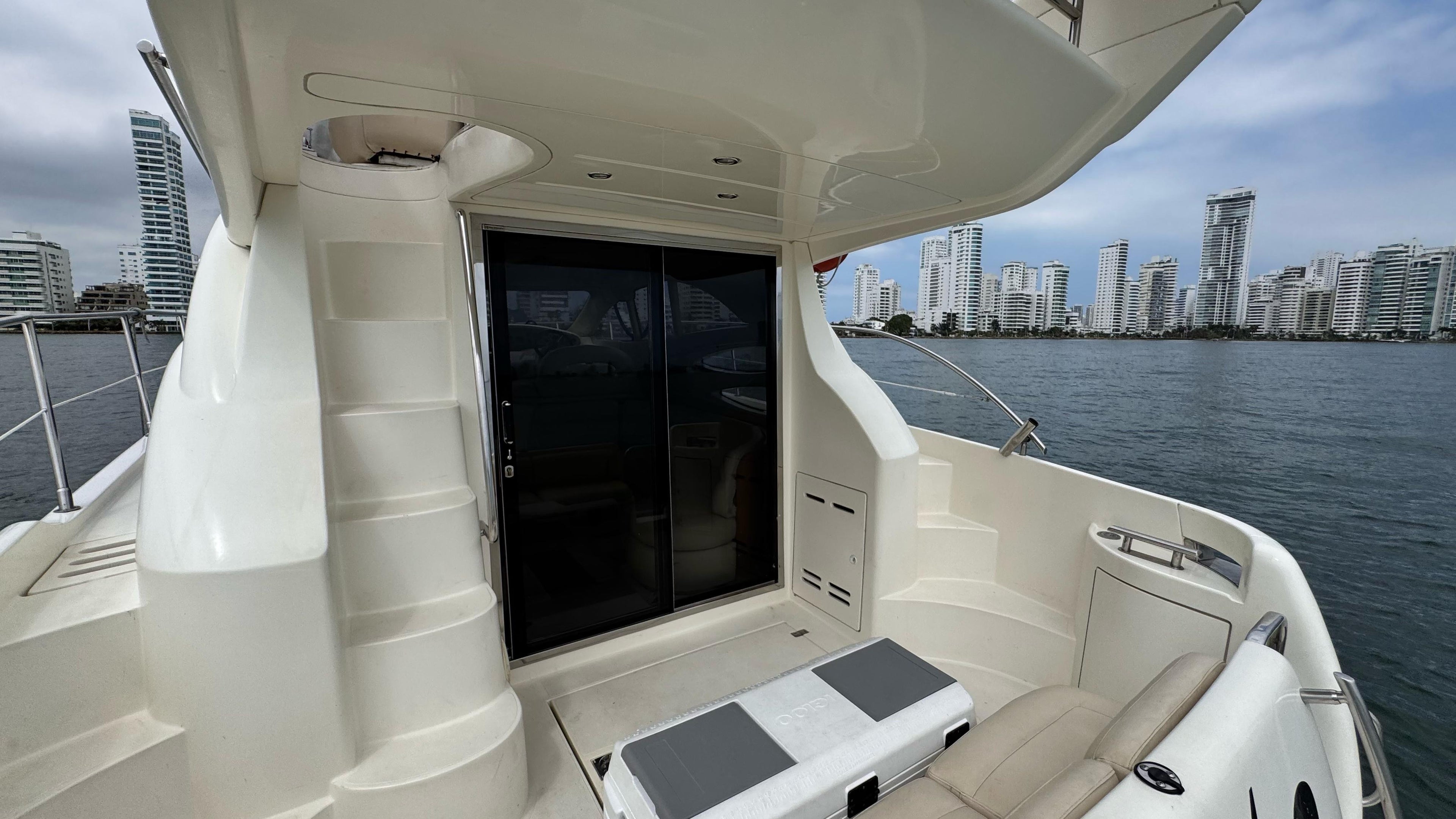 YATE DE LUJO CAPACIDAD 8pax