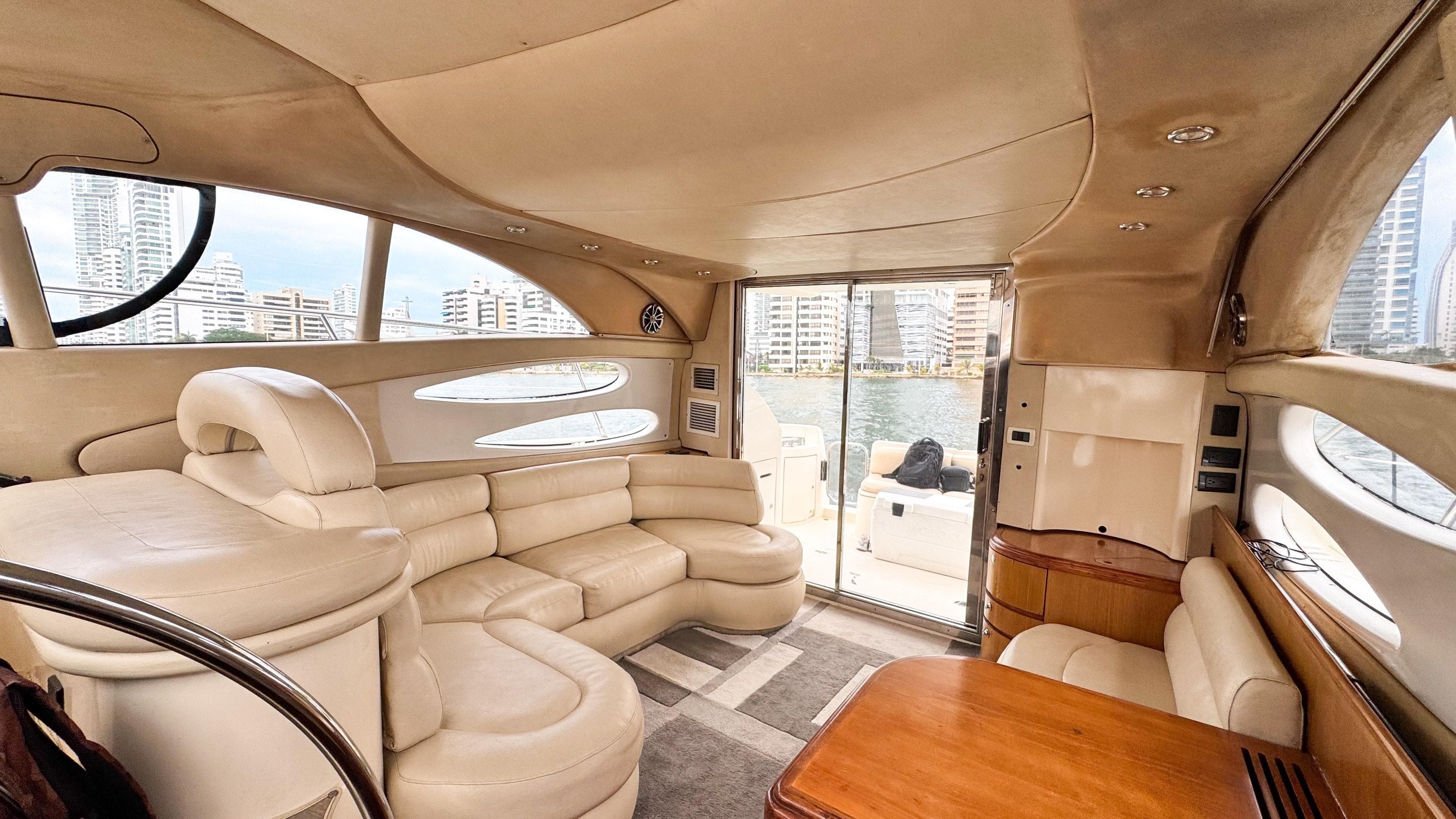 YATE DE LUJO CAPACIDAD 8pax