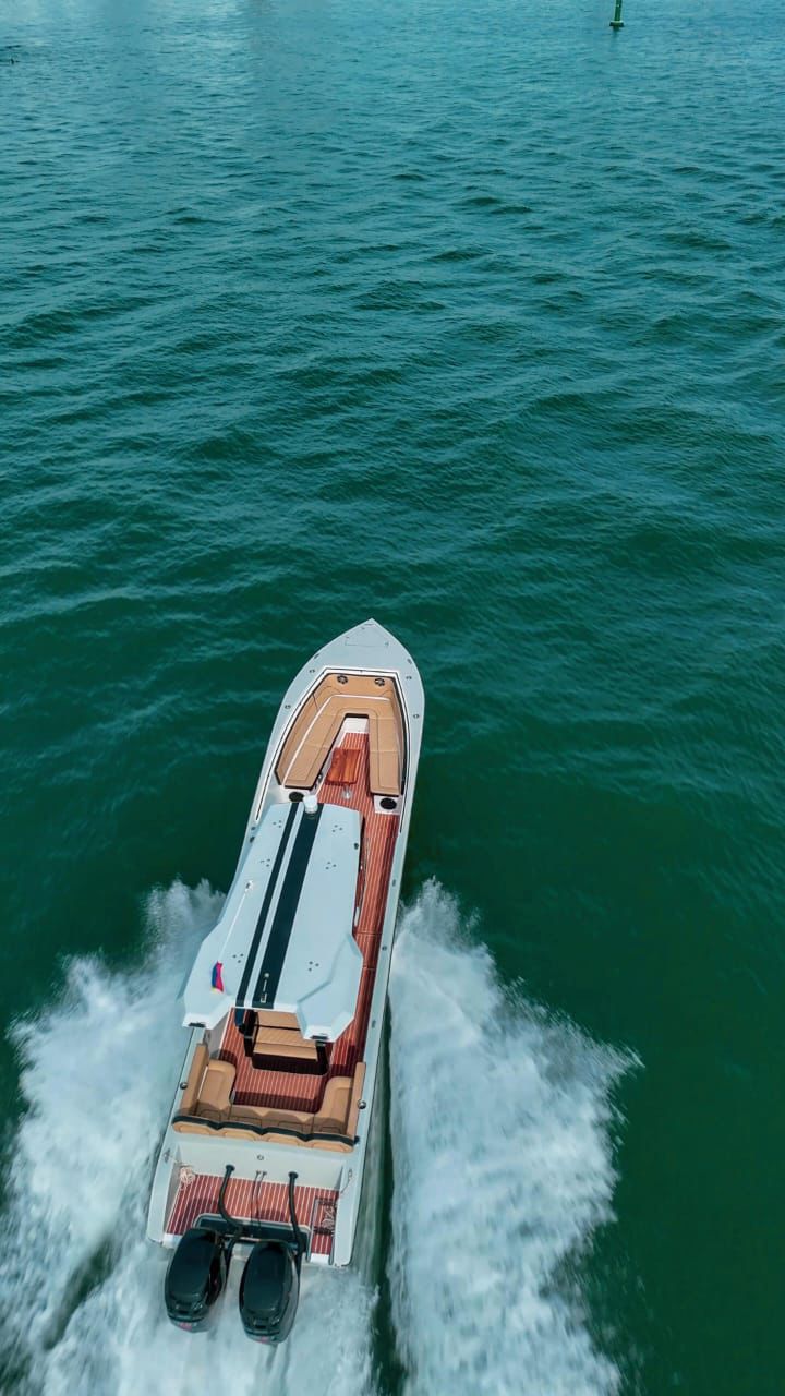 BOTE DEPORTIVO CAPACIDAD 12 pax