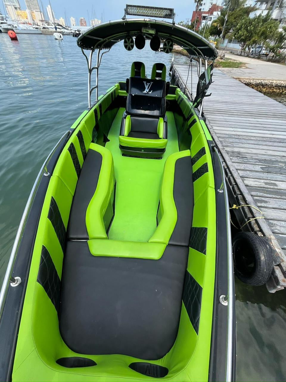 BOTE DEPORTIVO CAPACIDAD 9pax