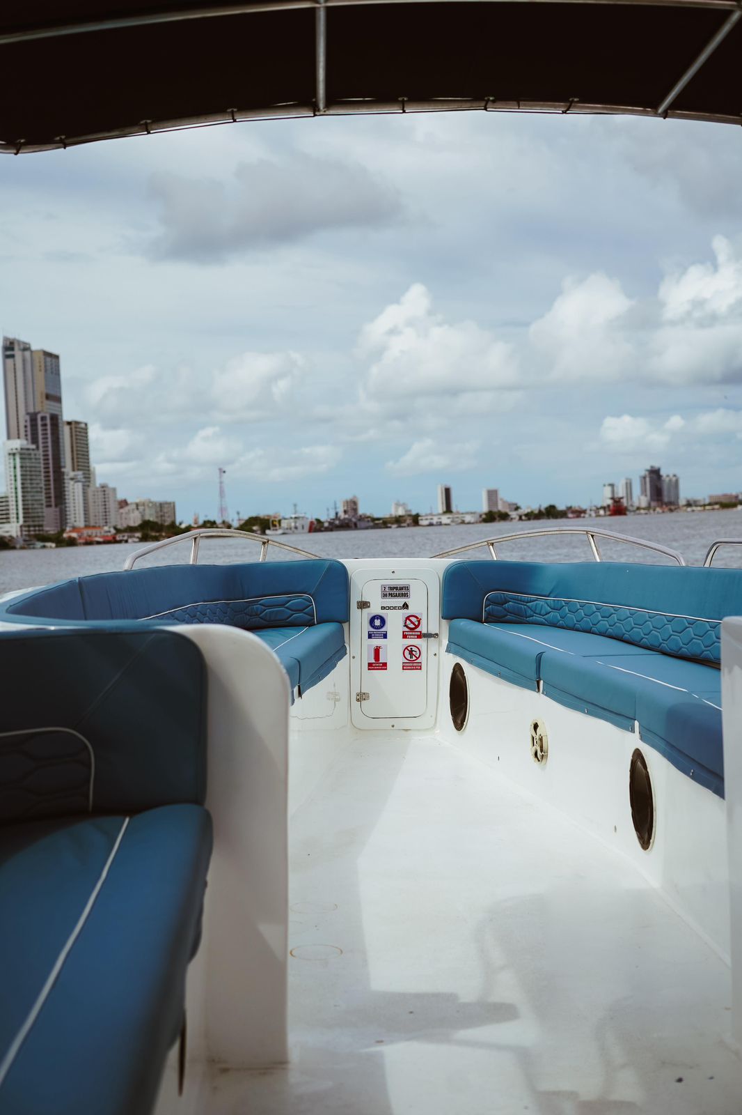 BOTE DEPORTIVO CAPACIDAD 30pax