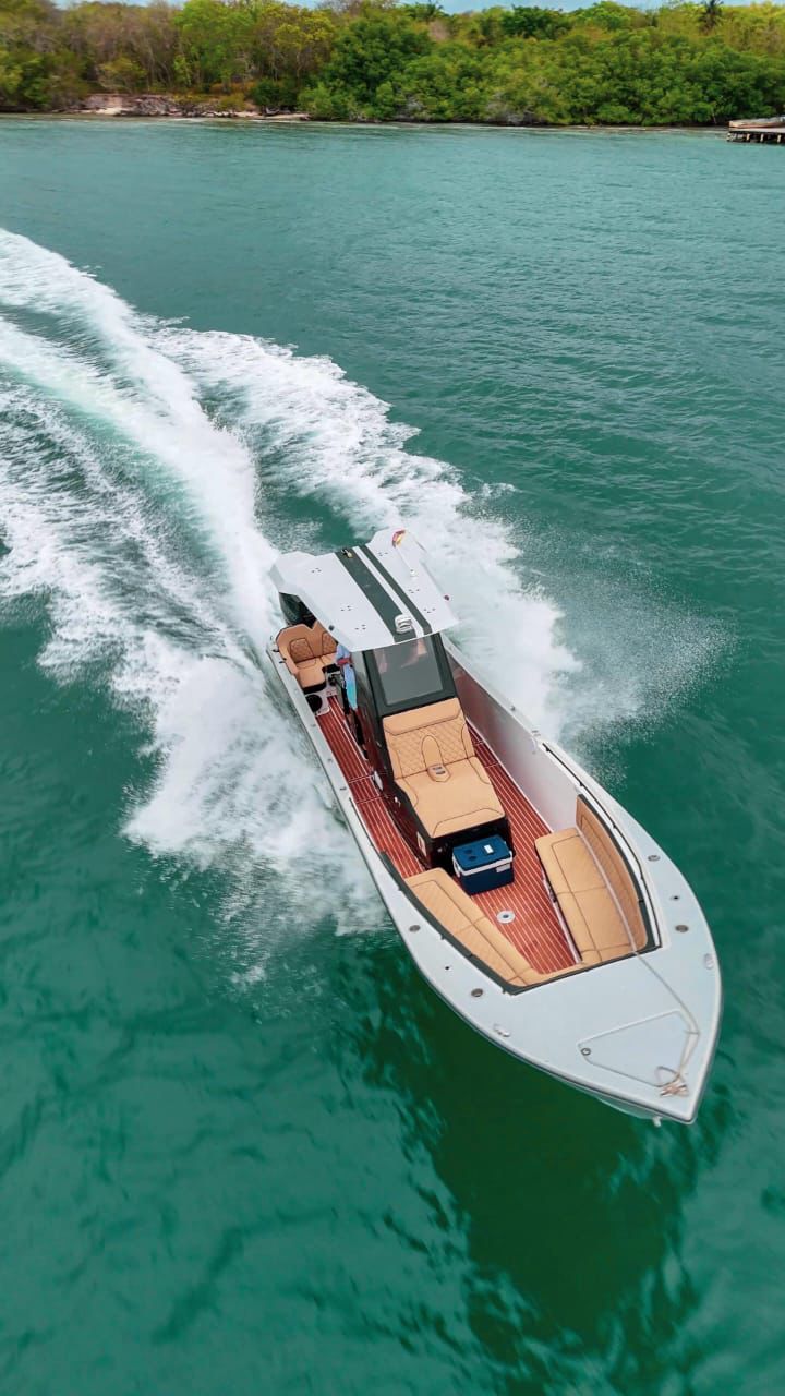 BOTE DEPORTIVO CAPACIDAD 12 pax