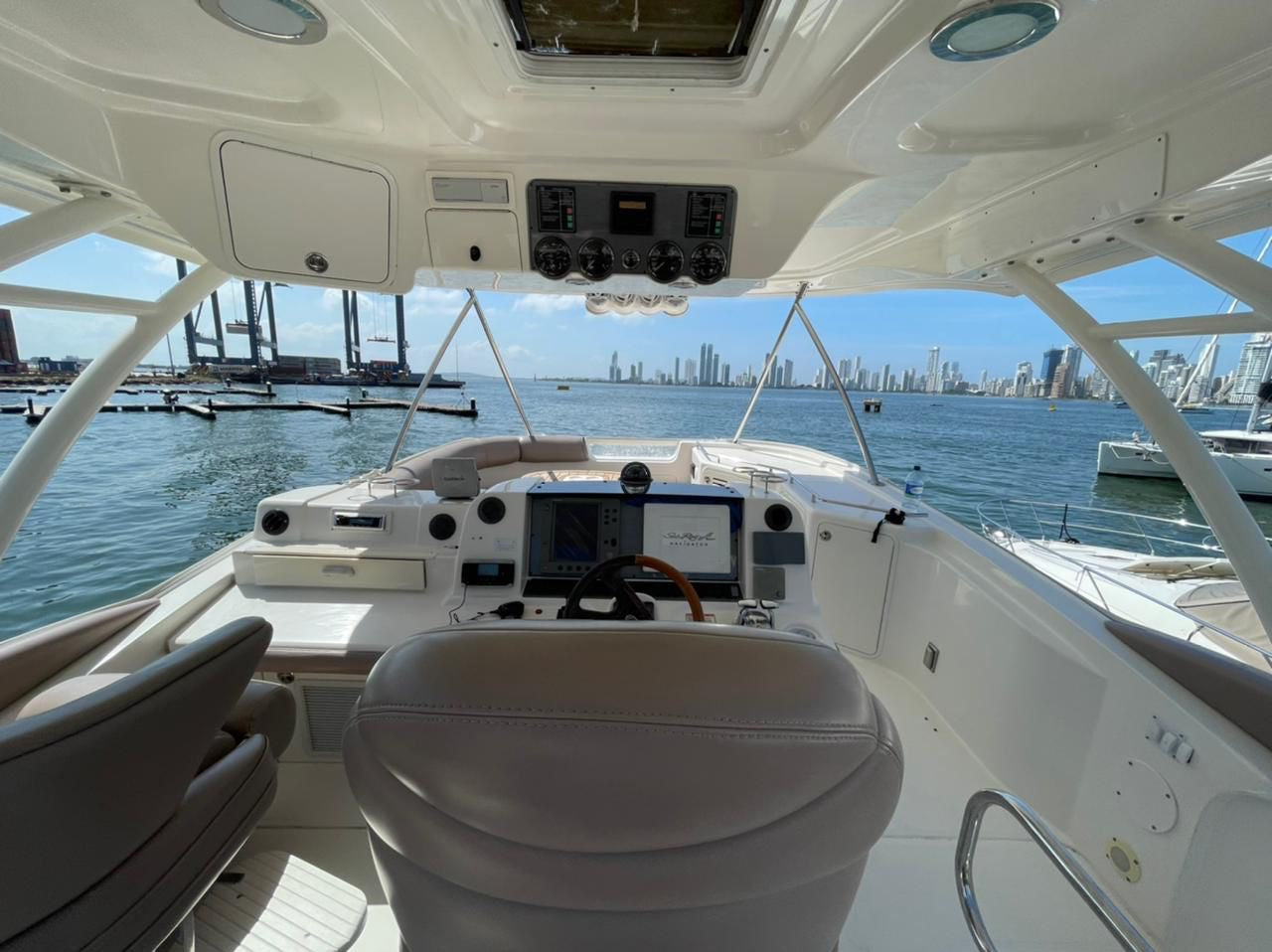 YATE DE LUJO CAPACIDAD 20pax